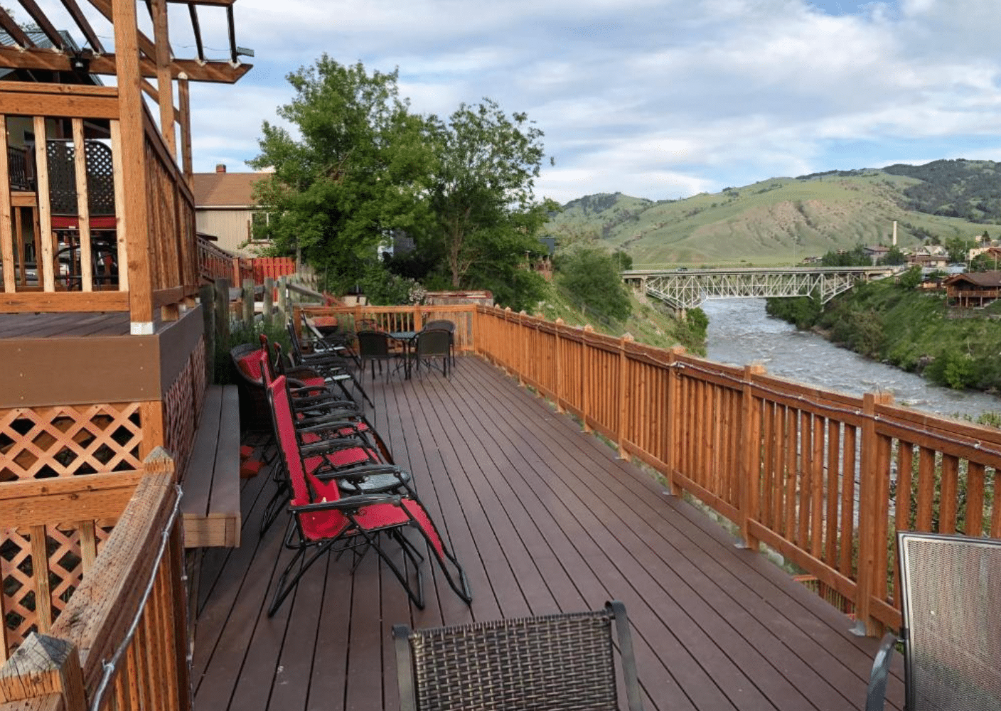 מלונות בגרדינר - בקתות על גדת הנהר